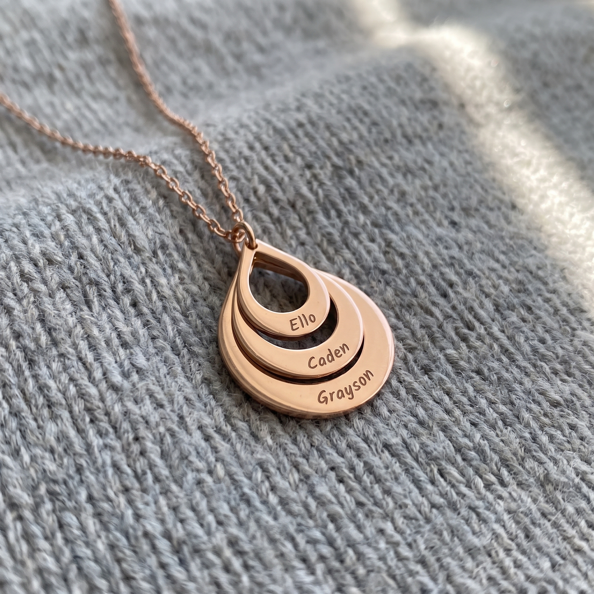 COEUR necklace rose gold close-up